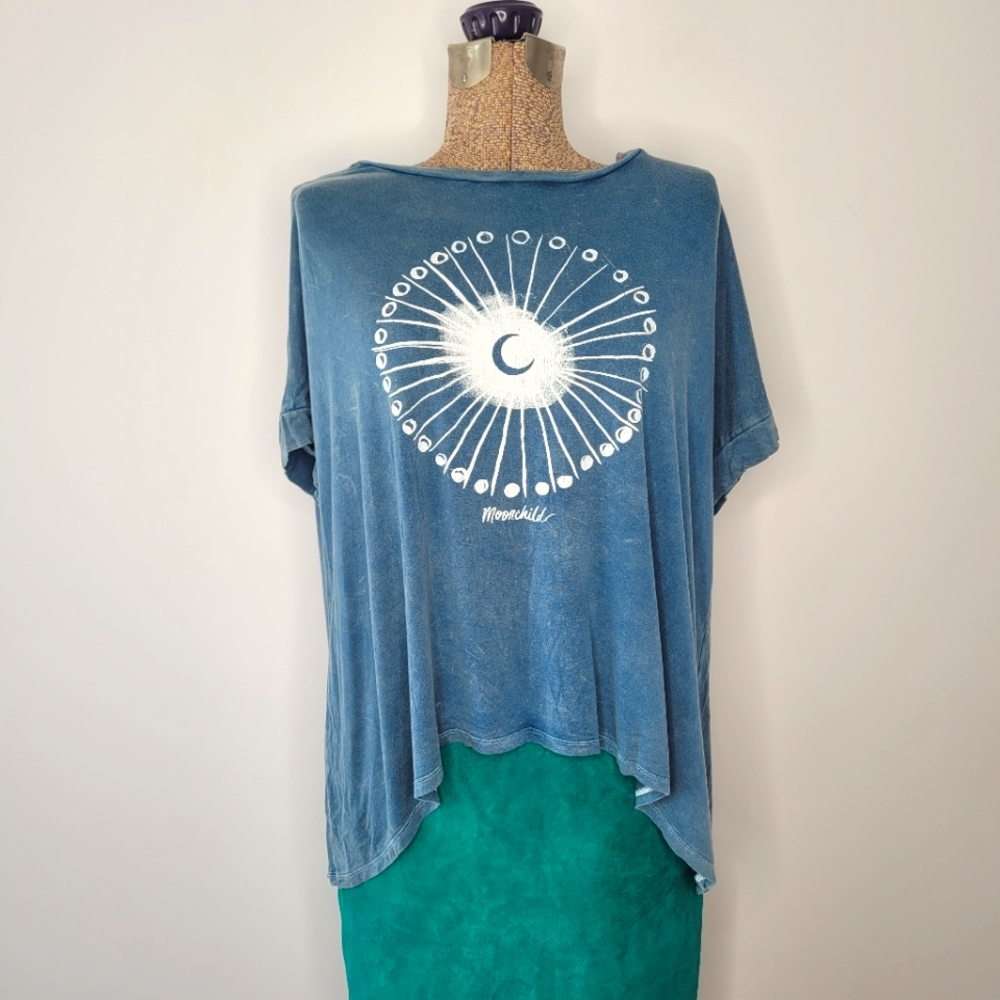 Blue-gray Moon Child t-shirt by AEO